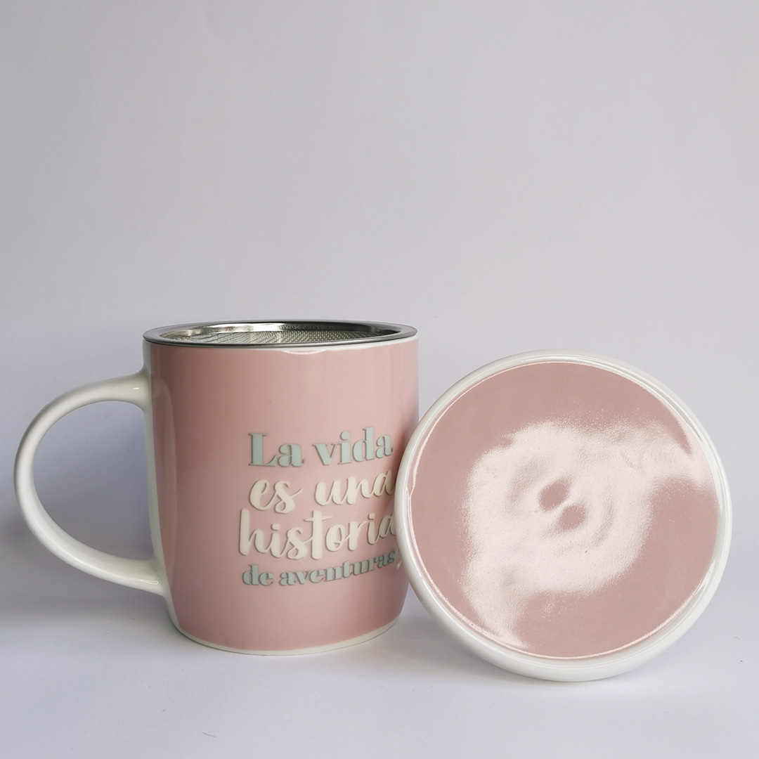 Taza con filtro y tapa «La vida es una historia» rosa – Entre Tés y Cafés