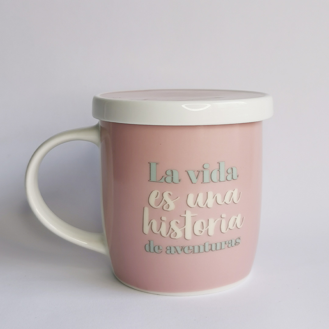 Taza con filtro y tapa «La vida es una historia» rosa – Entre Tés y Cafés
