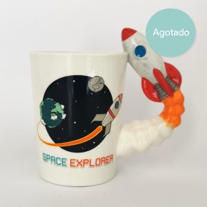 taza grande con mango en forma de cohete espacial despegando